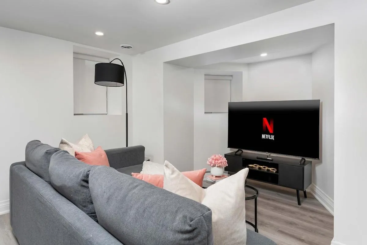 Cozy Parkdale Suite Fantastic Location Parking Toronto Apartment
