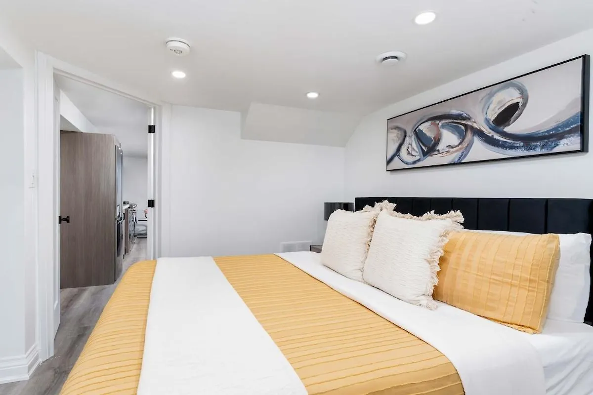 Cozy Parkdale Suite Fantastic Location Parking Toronto 0*,  Canada