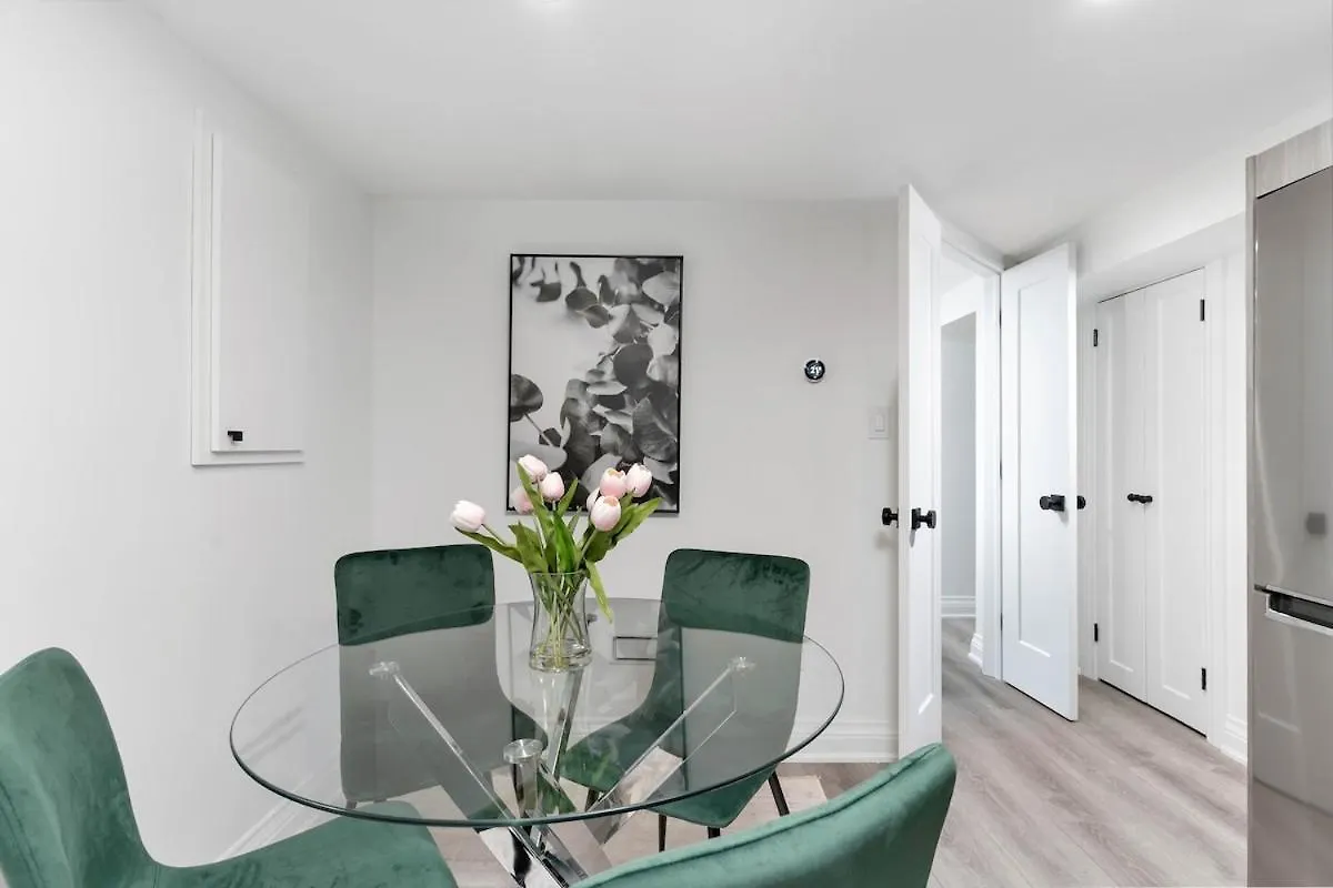 Apartment Cozy Parkdale Suite Fantastic Location Parking Toronto