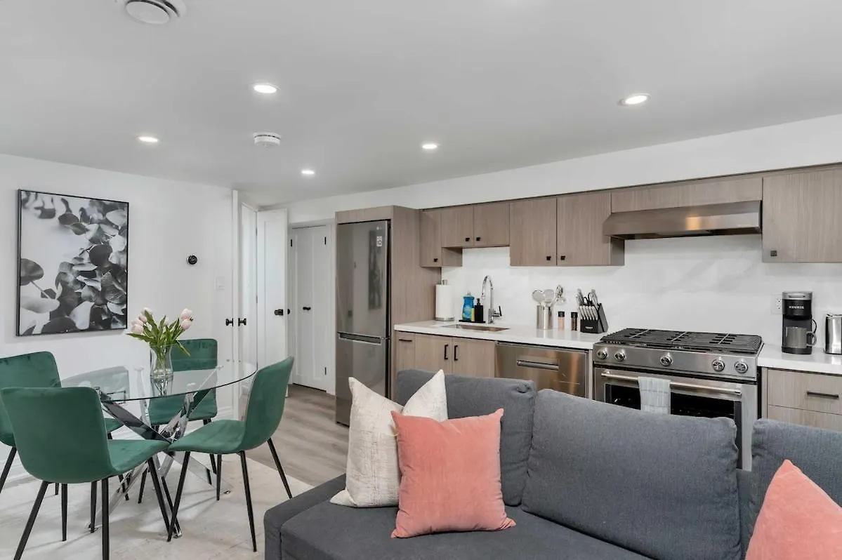 Cozy Parkdale Suite Fantastic Location Parking Toronto Apartment