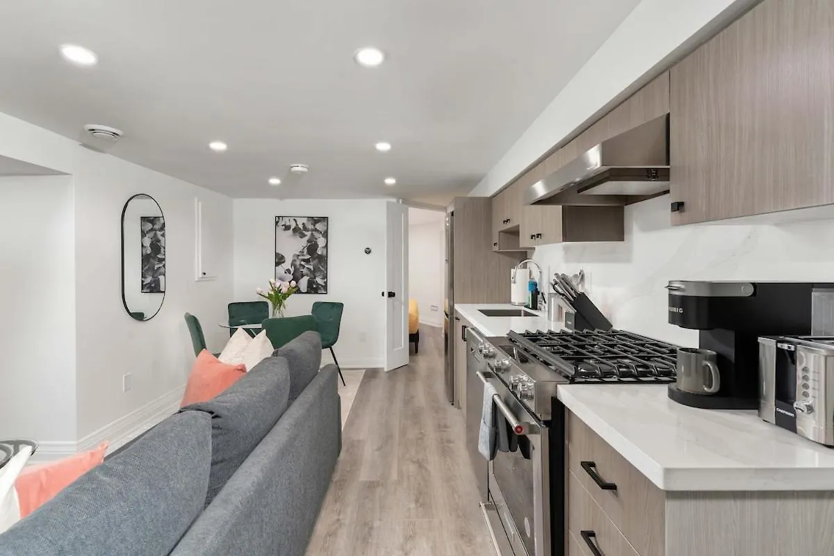 Apartment Cozy Parkdale Suite Fantastic Location Parking Toronto Canada