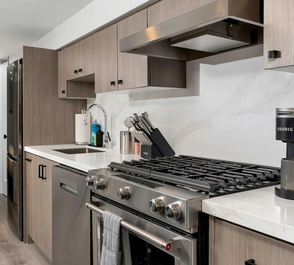 Cozy Parkdale Suite Fantastic Location Parking Toronto Canada
