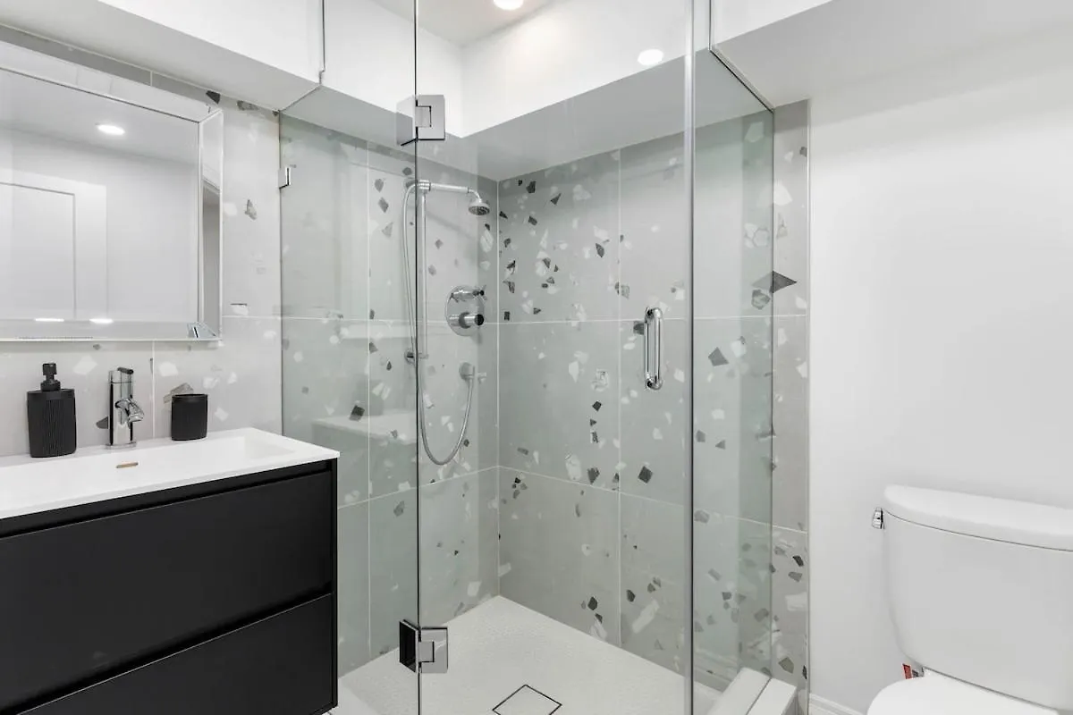 Cozy Parkdale Suite Fantastic Location Parking Toronto