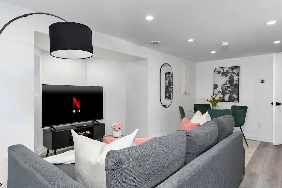 Apartment Cozy Parkdale Suite Fantastic Location Parking Toronto Canada