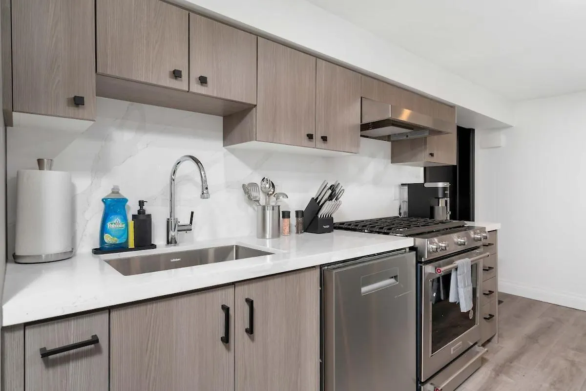 Cozy Parkdale Suite Fantastic Location Parking Toronto 0*,