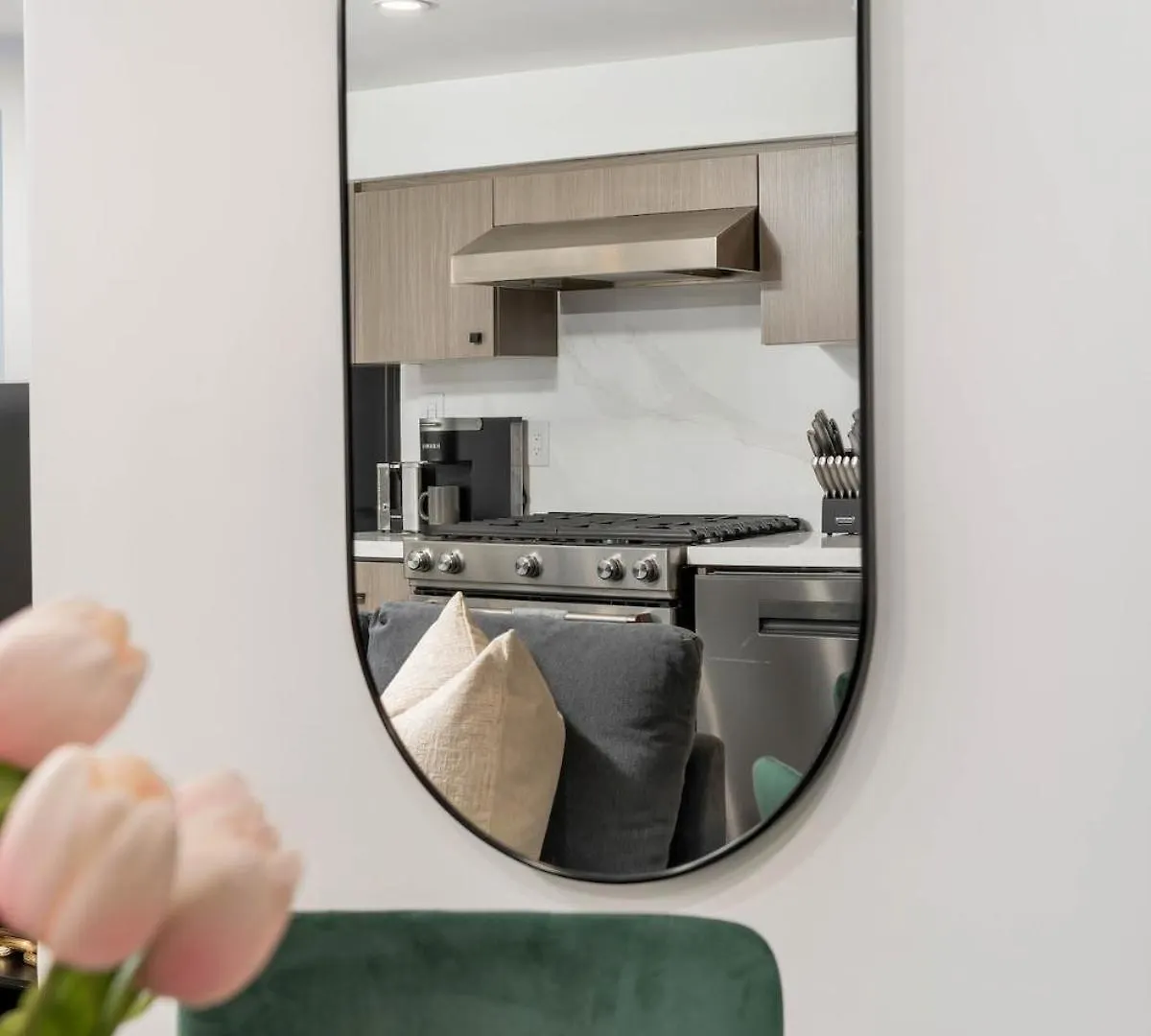 Cozy Parkdale Suite Fantastic Location Parking Toronto Canada