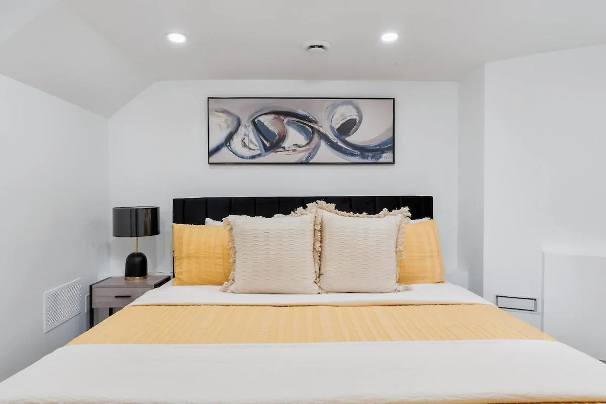 Cozy Parkdale Suite Fantastic Location Parking Toronto