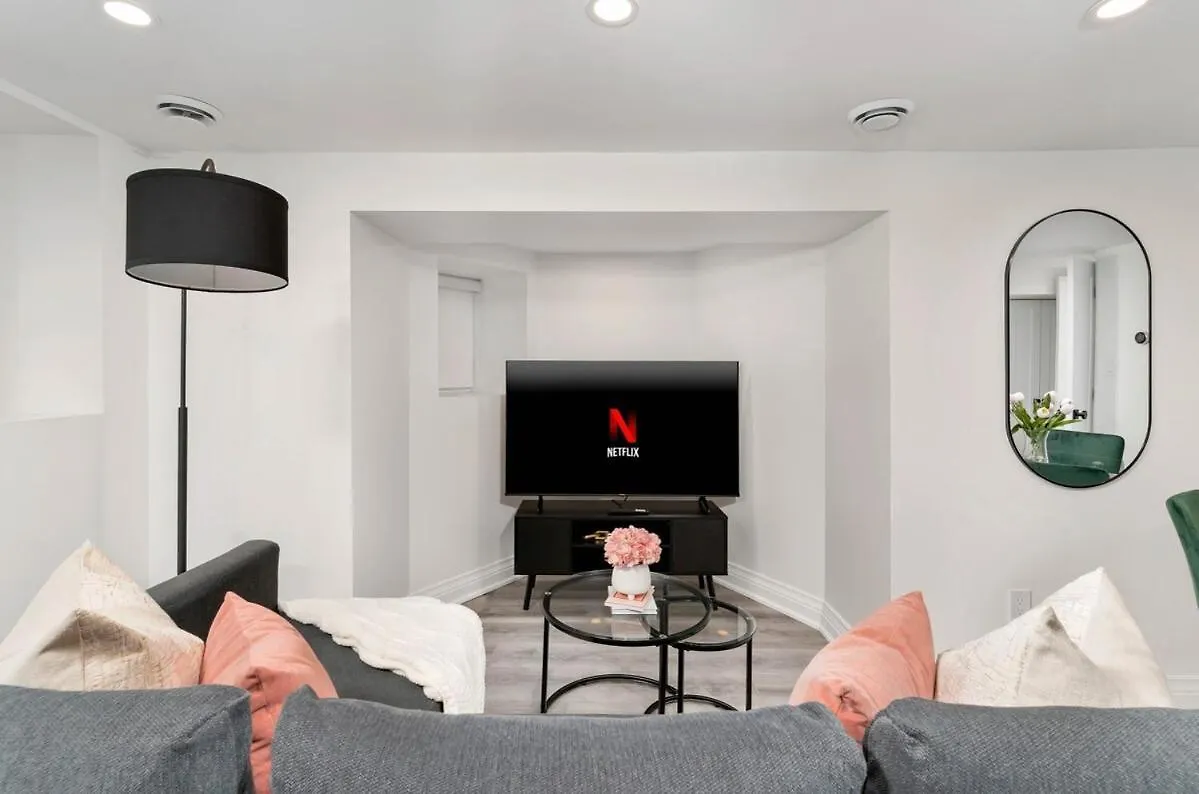 Cozy Parkdale Suite Fantastic Location Parking Toronto